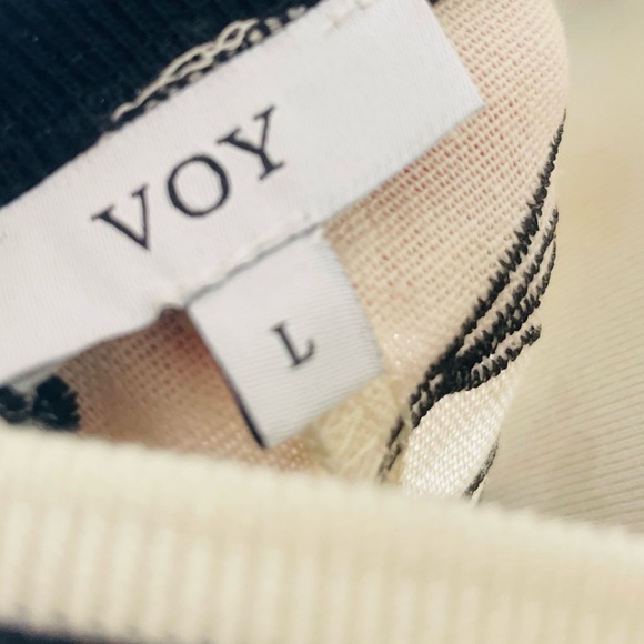 Elegant Black and White Floral Blouse - Picture 6 of 6